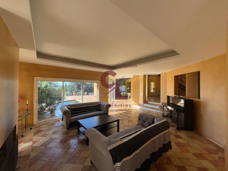 Maison - 210 m² - 5 pièces