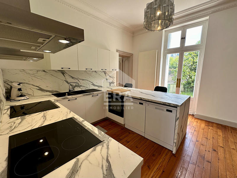 Maison - 338 m² - 14 pièces