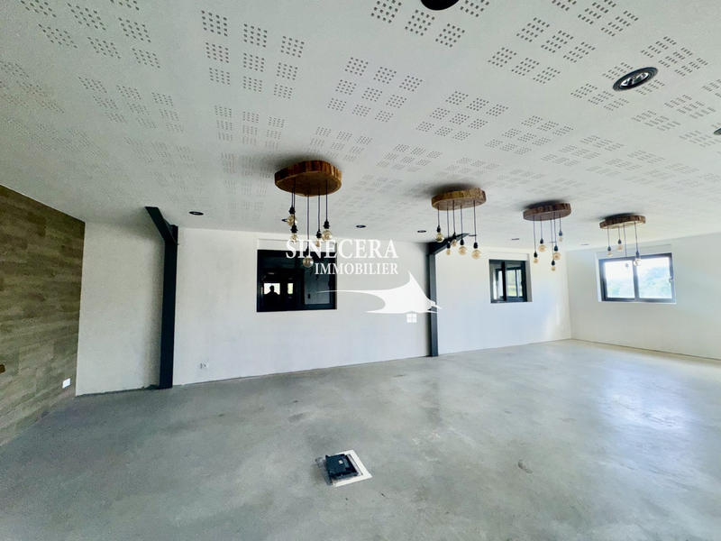 Local commercial - 10 102 m²