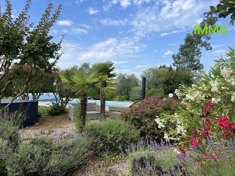 Maison - 375 m² - 10 pièces