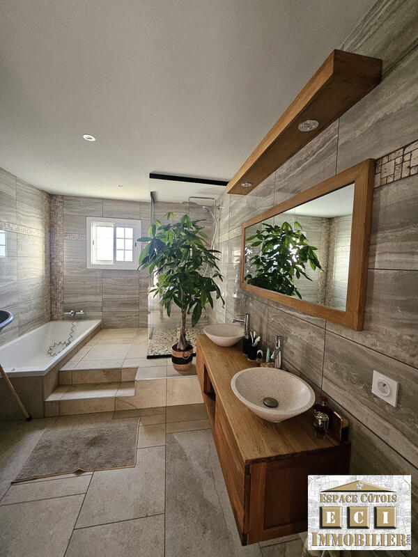 Maison traditionnelle - 157 m² - 5 pièces