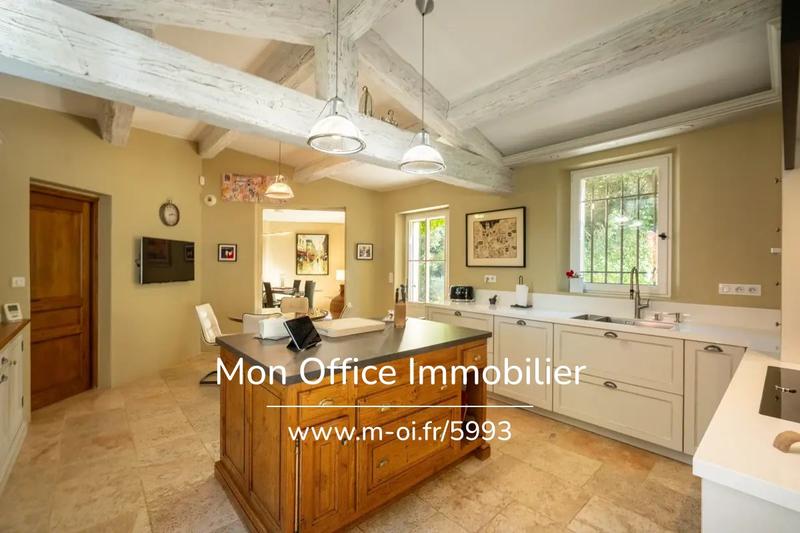 Propriété - 250 m² - 9 pièces