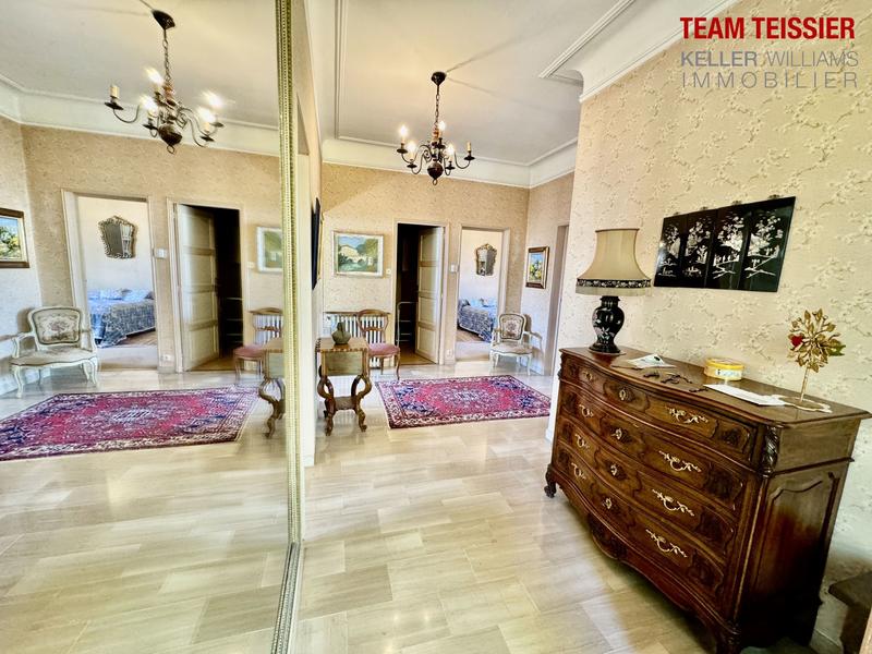 Maison - 240 m² - 9 pièces