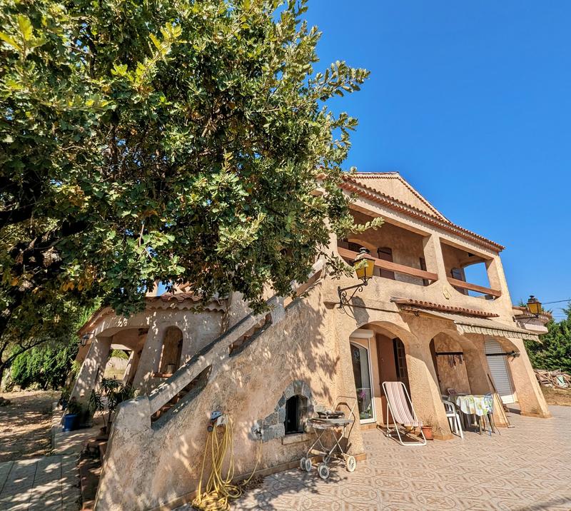 Maison traditionnelle - 230 m² - 6 pièces