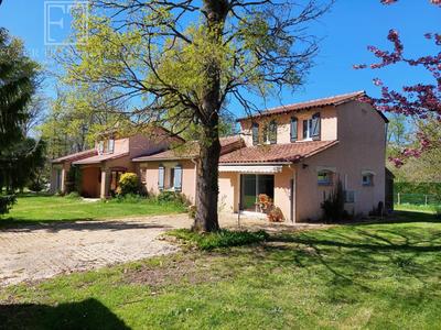 Maison - 227 m² - 12 pièces