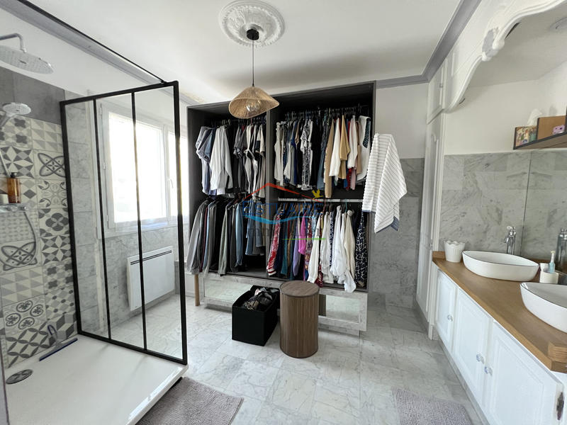 Maison traditionnelle - 220 m² - 8 pièces