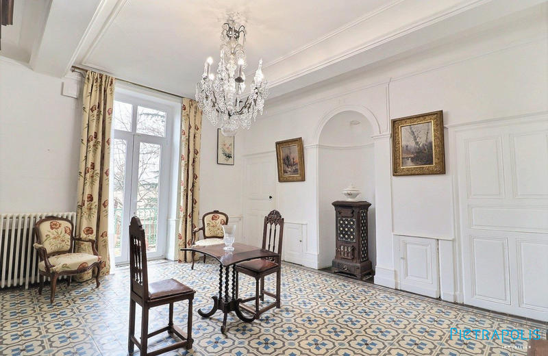 Maison - 263 m² - 9 pièces