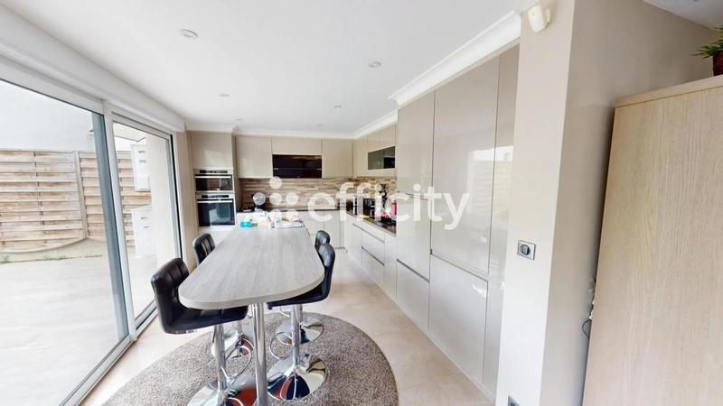 Maison - 235 m² - 6 pièces