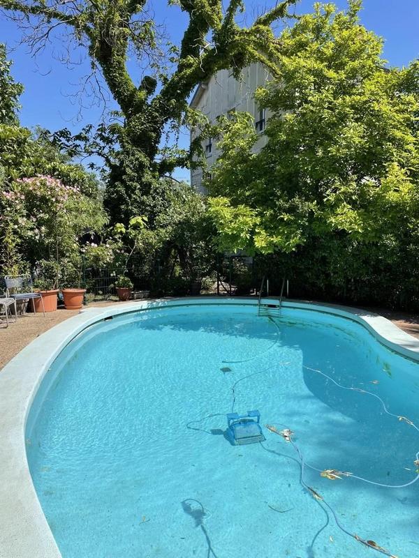 Maison - 420 m² - 12 pièces