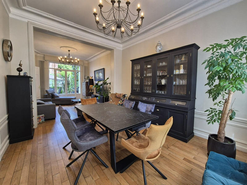 Maison - 244 m² - 9 pièces