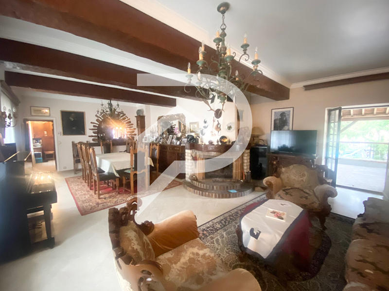 Maison - 330 m² - 10 pièces