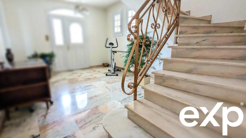 Maison traditionnelle - 175 m² - 8 pièces