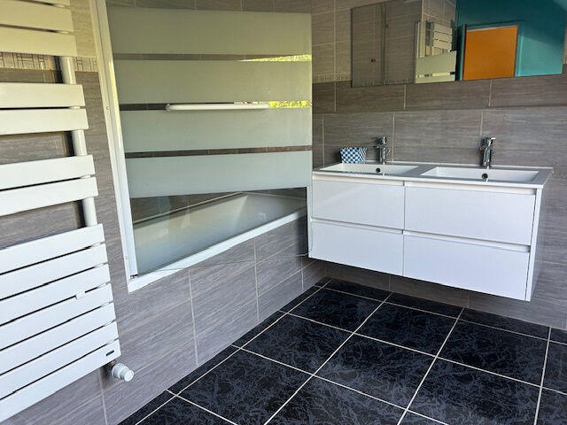 Maison - 212 m² - 12 pièces