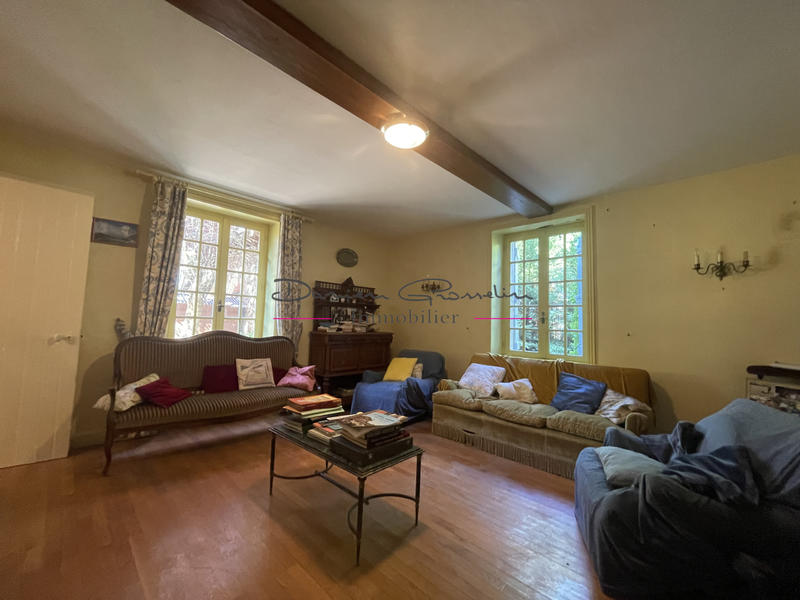 Propriété - 256 m² - 8 pièces