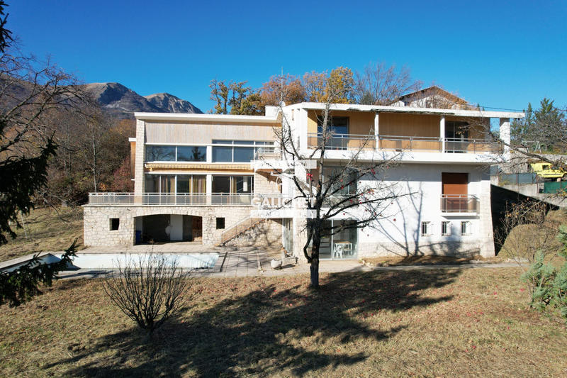 Maison - 412 m² - 8 pièces