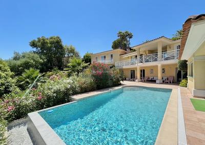 Maison - 215 m² - 7 pièces