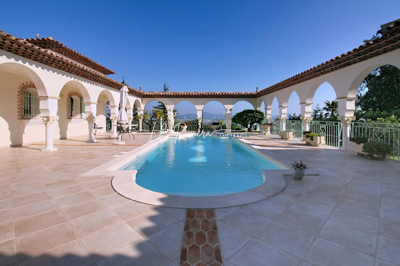 Villa - 325 m² - 10 pièces