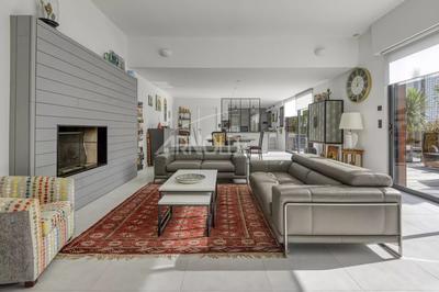 Maison - 220 m² - 7 pièces