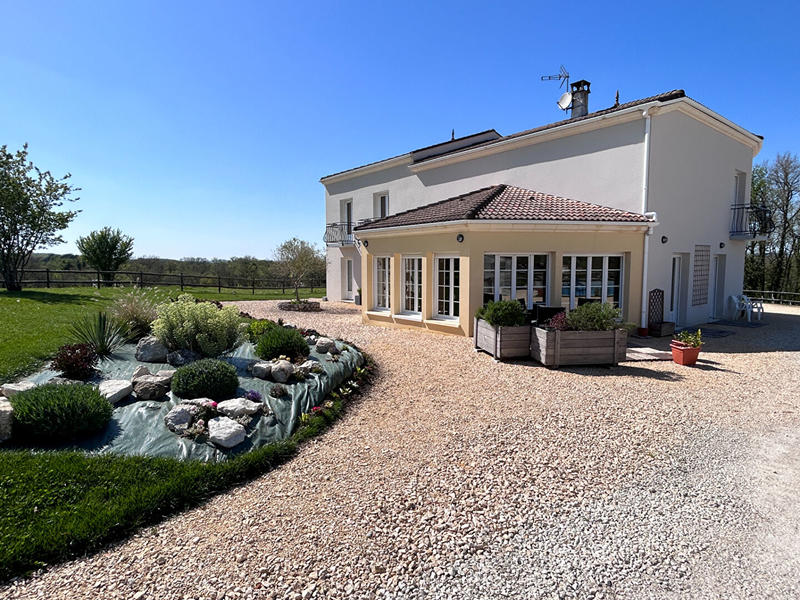 Maison - 245 m² - 7 pièces