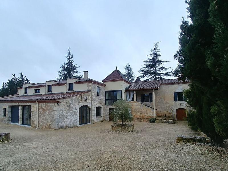 Maison - 240 m² - 7 pièces