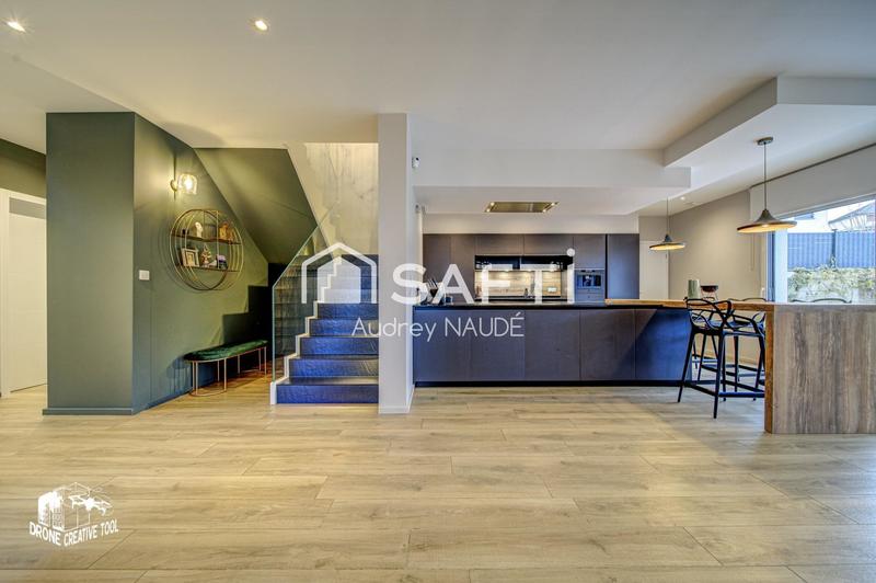 Maison - 235 m² - 8 pièces