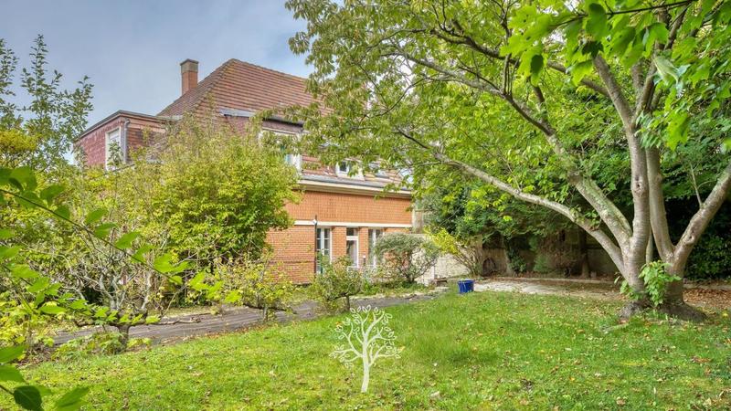 Maison - 270 m² - 8 pièces