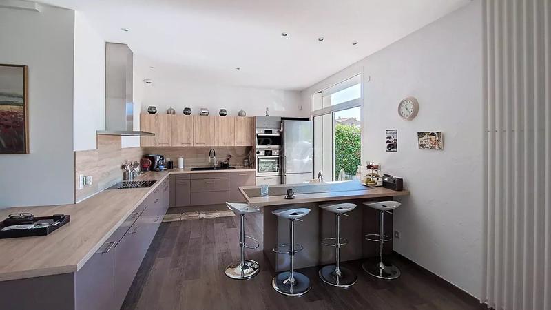 Maison - 214 m² - 6 pièces