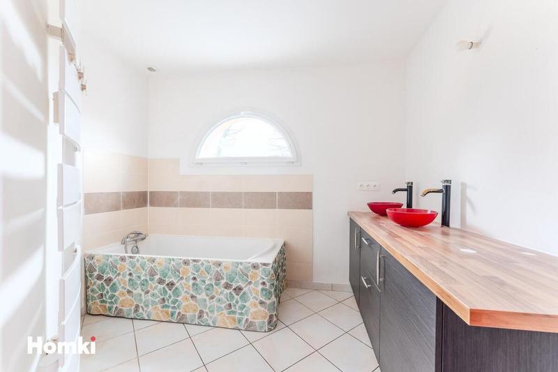 Maison - 215 m² - 8 pièces