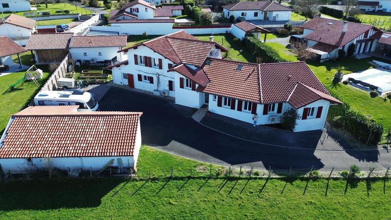 Villa - 275 m² - 9 pièces