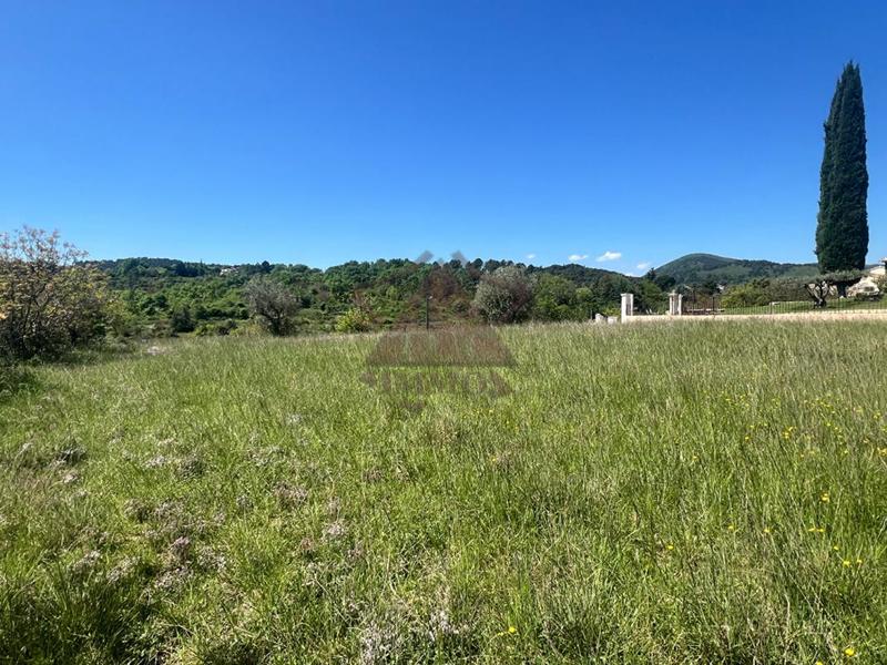 Terrain constructible - 1 180 m²