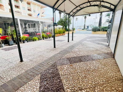 Local commercial - 84 m² - 2 pièces