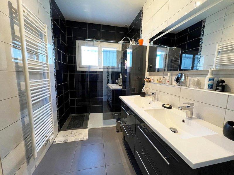 Villa - 244 m² - 9 pièces