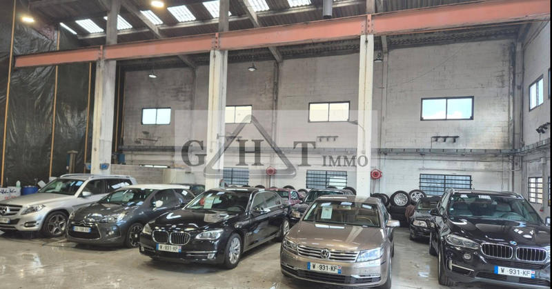 Entrepôt - 1 700 m²