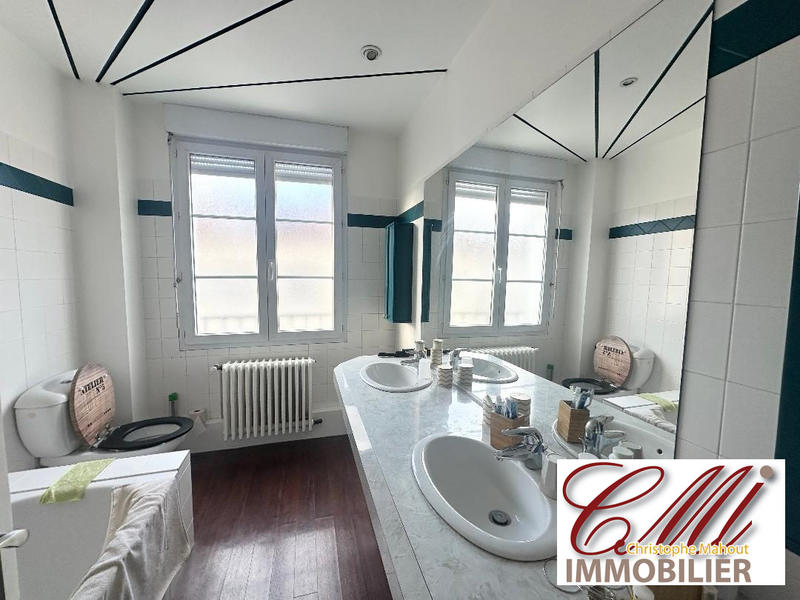 Maison - 370 m² - 9 pièces