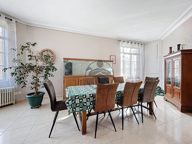 Maison - 202 m² - 8 pièces