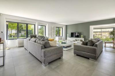 Maison - 267 m² - 9 pièces