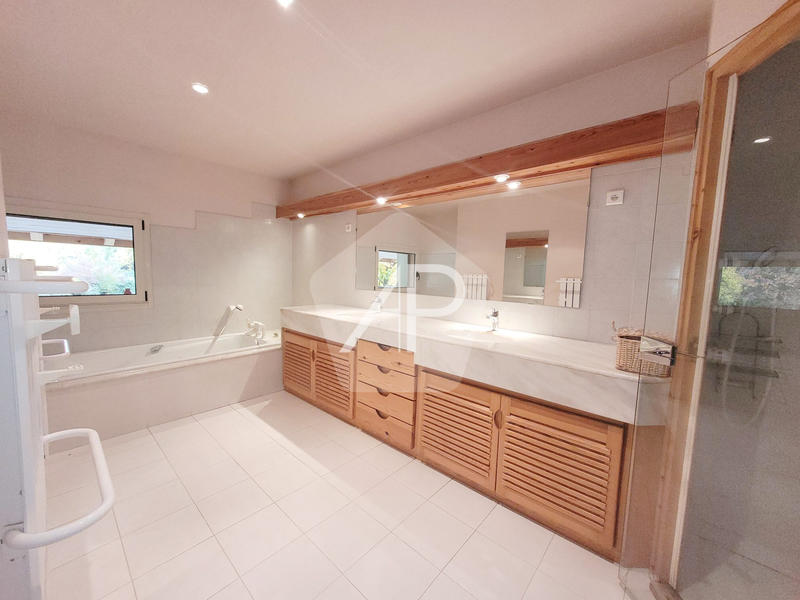 Maison - 251 m² - 10 pièces