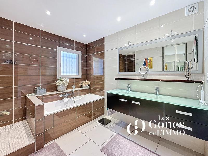 Propriété - 220 m² - 7 pièces