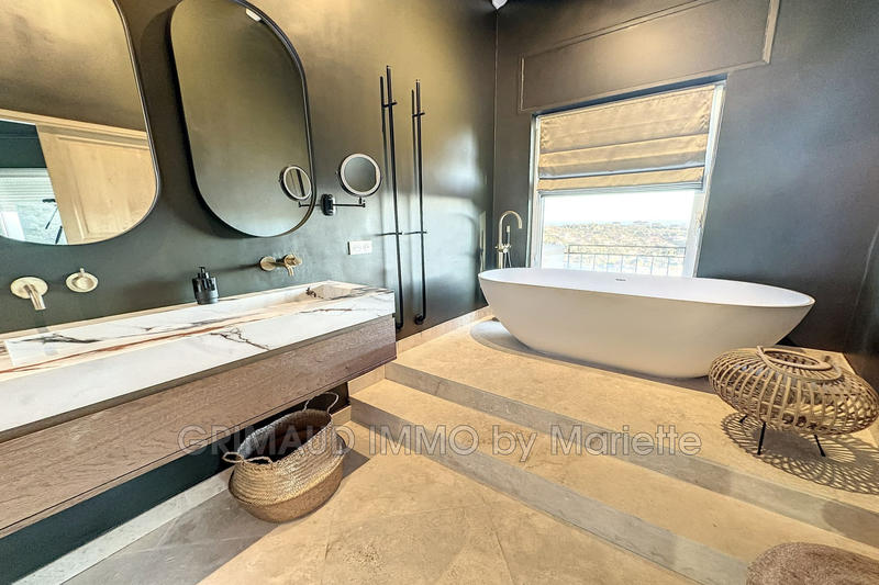 Villa - 300 m² - 6 pièces