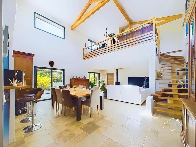 Maison - 224 m² - 8 pièces