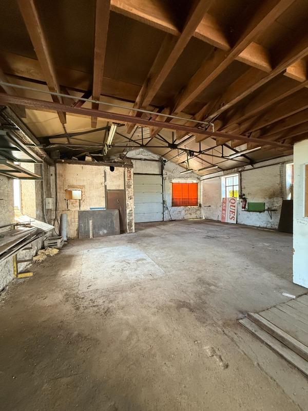 Local d'activité / Entrepôt - 300 m² - 4 pièces