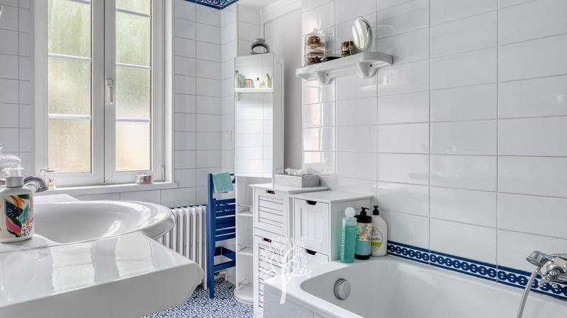 Maison - 270 m² - 8 pièces