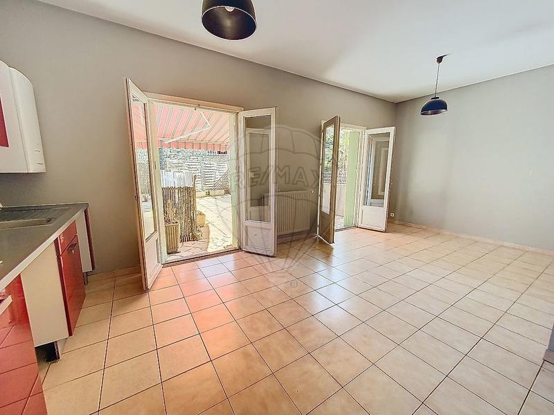 Immeuble - 234 m² - 9 pièces