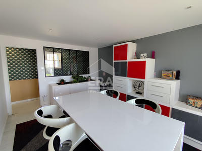 Maison - 221 m² - 8 pièces