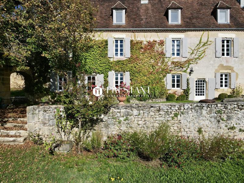 Maison - 250 m² - 8 pièces