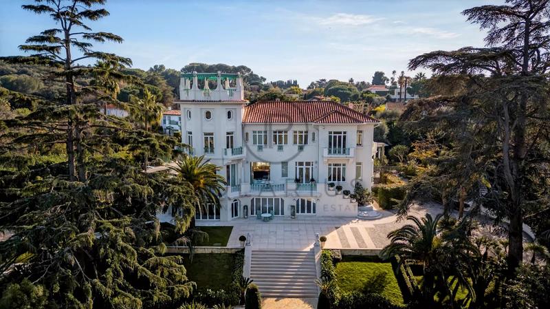 Villa - 1 000 m² - 15 pièces