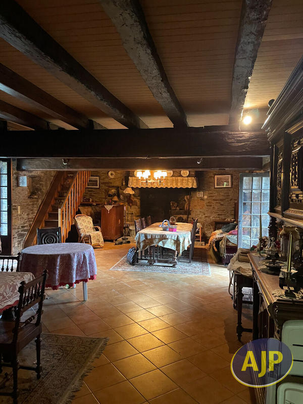 Maison - 201 m² - 7 pièces