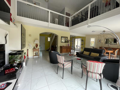 Maison - 161 m² - 6 pièces