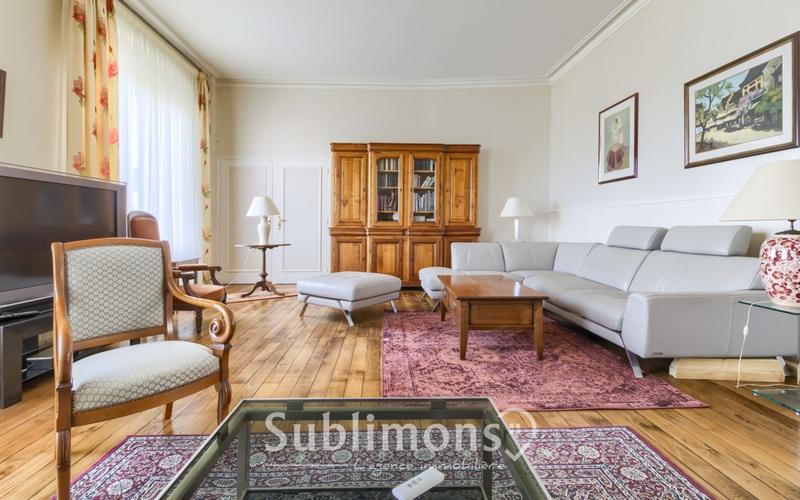 Maison - 274 m² - 8 pièces