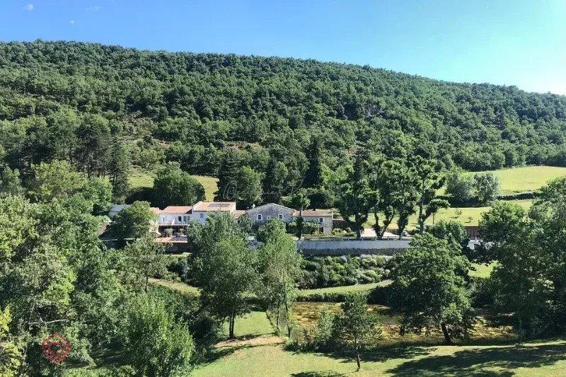 Propriété - 700 m² - 23 pièces